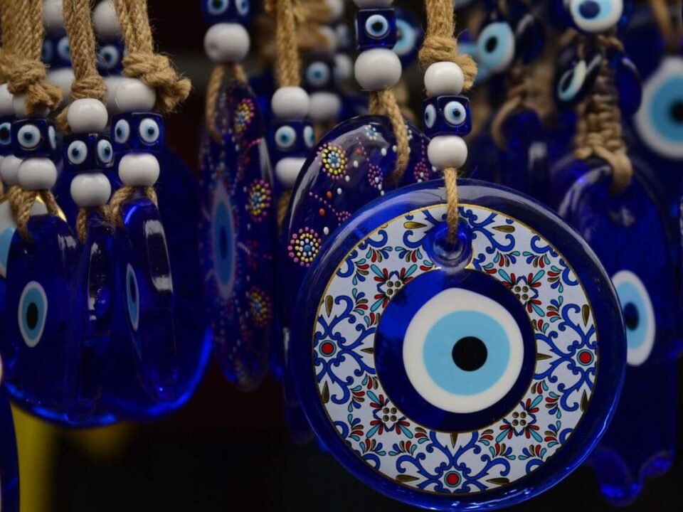 Pulseiras e amuletos com pedras de proteção energética